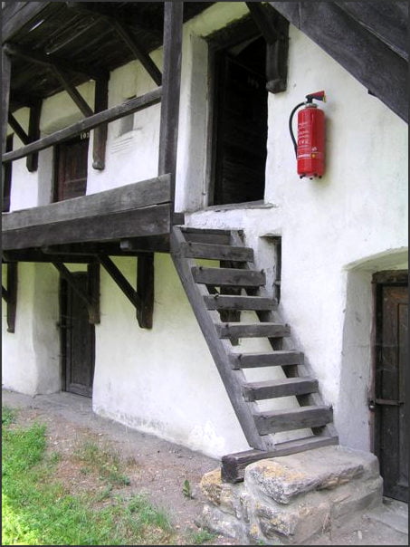 Kostel je postaven v 13. století. Už tehdy Němci byli připraveni na to, že je budou nájezdníci obléhat dlouho a nezanedbávali ani vzdělání. V komnatách byla také škola pro děti ze vsi.