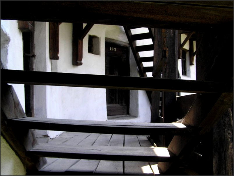 Jiné byty poskytovaly prostor pro služby. Švec, krejčí, výrobce a opravář nástrojů, dřevořezbář... Nejvyšší patro hradeb, na které se dá vystoupit po pevných dřevěných schodech (vyrobeno ve 13. stol.!!)...