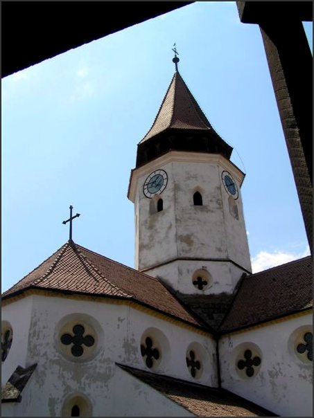 Uprostřed hradeb je vlastní gotický kostel.