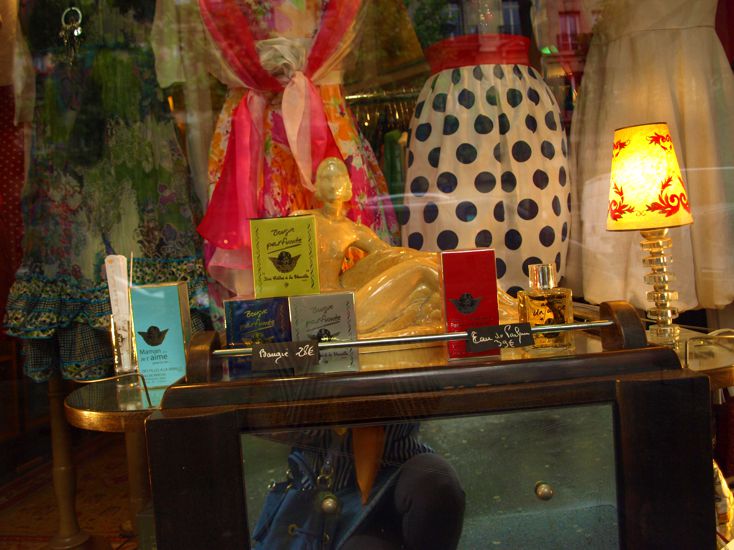 Aha, měla jsem proužkované sako! Ještěže mi není vidět pod sukni jako na internetem milovaných fotkách. 