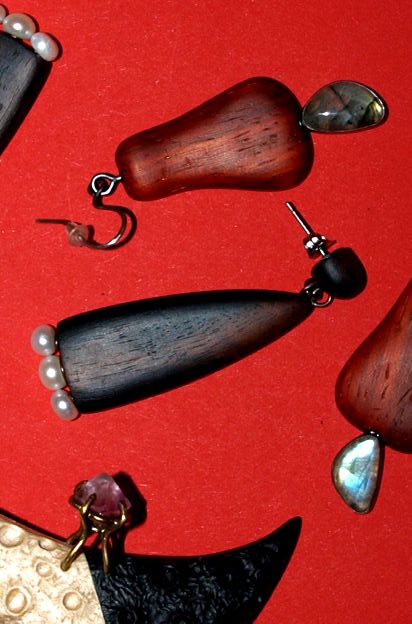 TOTO jsou vzácná přírodní dřeva. To je to, co se snaží Esteban dostat do svých flakonů. Macassarský eben, padouku, hadí dřevo, africký eben a fíkovník.