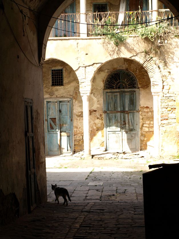 Září je jemná, průsvitná vůně, opar skrz který se díváme na svatou Liberatu na etiketě. Středověká kresba z modlitby ale není přesná: v Hildině verzi má ukřižovaná Liberata u krvácejích nohou propíchaných hřeby anděla, který jí přinesl vodu do džbánů. Andělům věnovala Hilde poslední kolekci, to jsou ti Invisibili, neviditelní, ochránci.