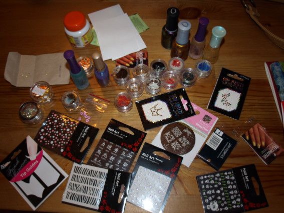 Chtěla jsem vám ukázat svoji lakovou skříňku, ale nmeůžu najít fotku. Nevadí. Toto je JEDINÝ nákup laků a dekorací. Dlužno podotknout, že 80% z toho jsem nikdy nepoužila a pak už jsem se zklidnila. 