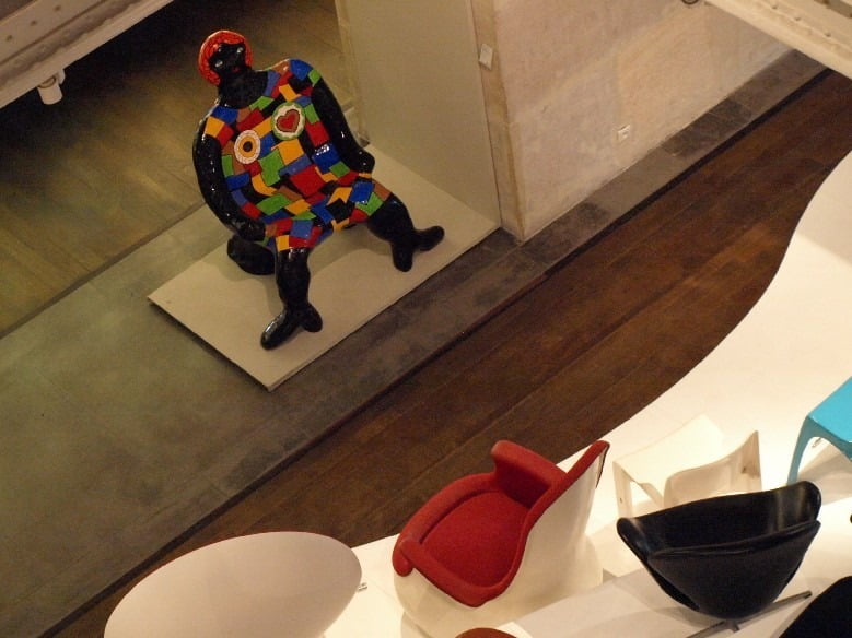 Clarice hlídá expozici.  Židle "Clarice" od Niki de Saint Phalle z roku 1981-1982. 