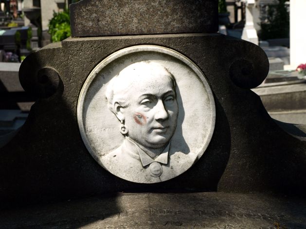 Ale vy už to neoceníte. Už za života Wilde popuzoval počestné občany. A když Mme Papeil dostane sedmkrát do týdne vášnivý polibek od bláznivé Američanky...nechali postavit plot dokola.