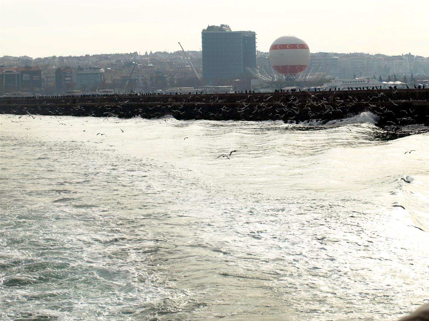 Přestože vidíte všude břeh, Bospor vás nenechá na pochybách, že jste na moři. 