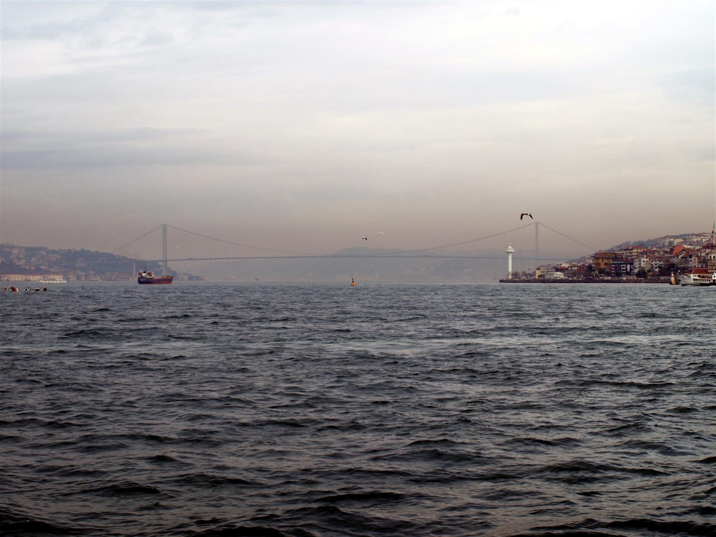 ...majestátně rozkročený mezi dvěma kontinenty.