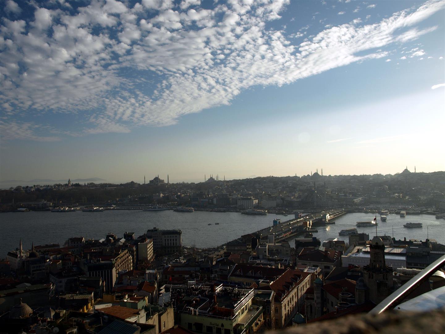 Pohled na most z Galatské věže.