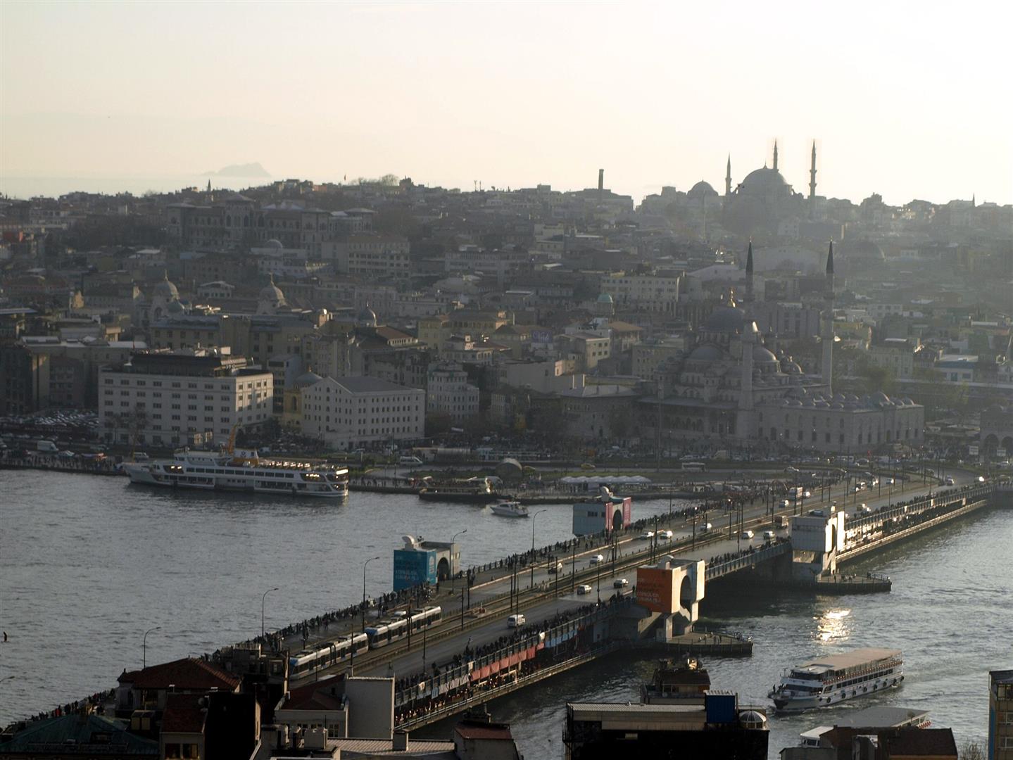 Víkendový provoz na mostě.