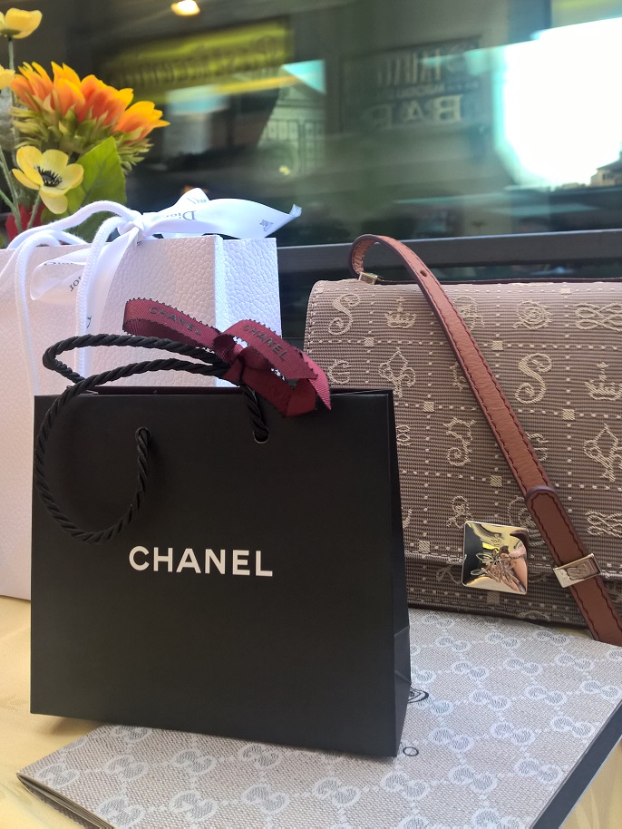 Přidávám fotku z shoppingu, kdyby náhodou si někdo nevšiml: mám novou kabelku.