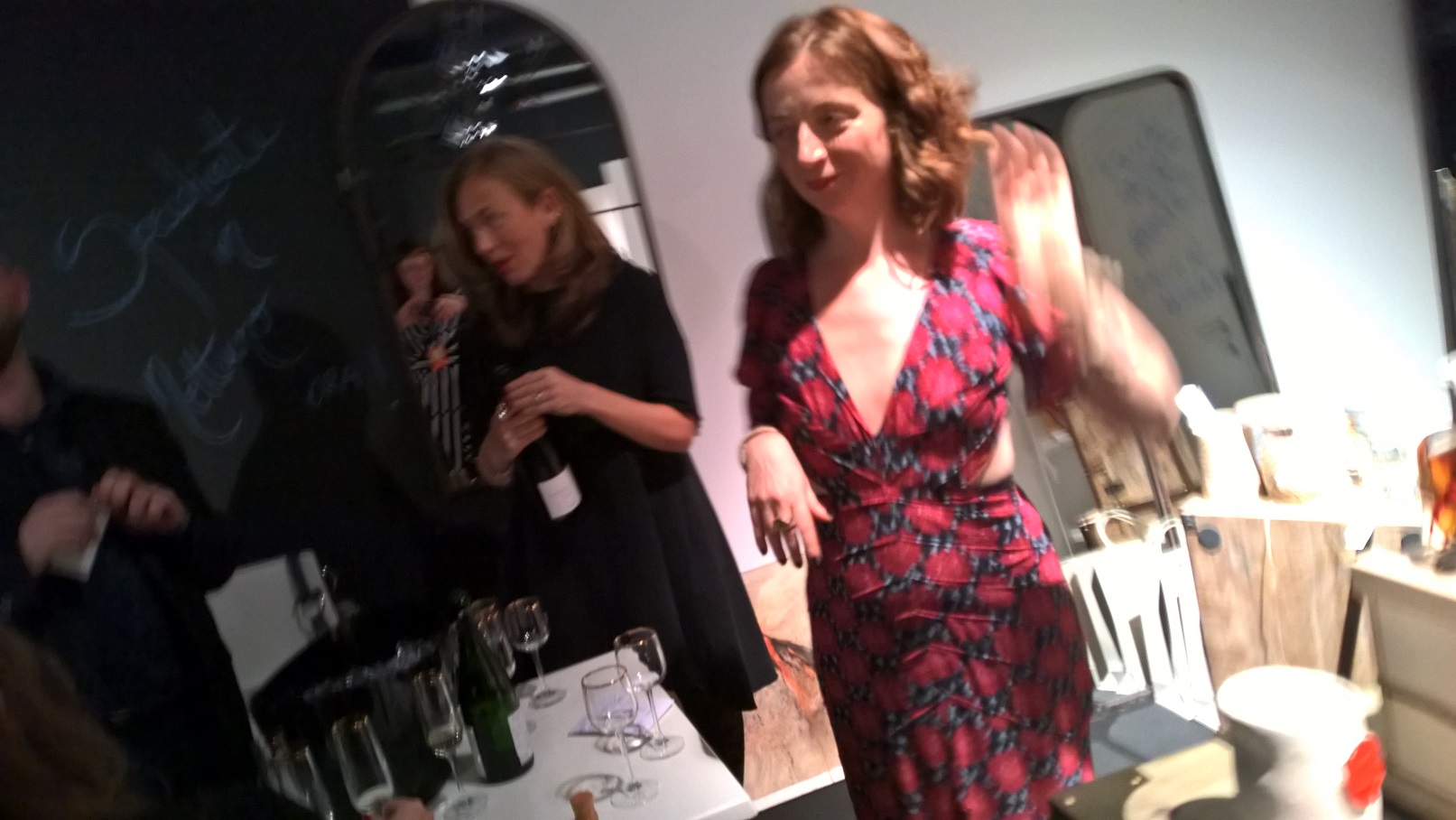 Éteričnost Stefanie na fotce tak nějak odpovídá reálu. A taky počtu odložených rekvizit na stolku...