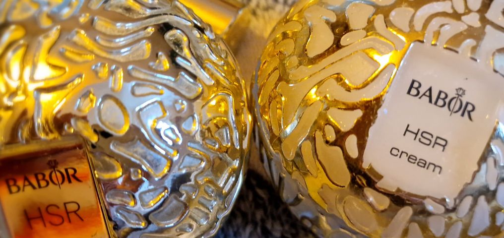 Recenze BABOR HSR cream Všimněte si mírného rozdílu mezi starší (vpravo) a novější verzí HSR Babor cream: starší krém měl bílý základ zlatou pavučinu, nový je celý zlatý.